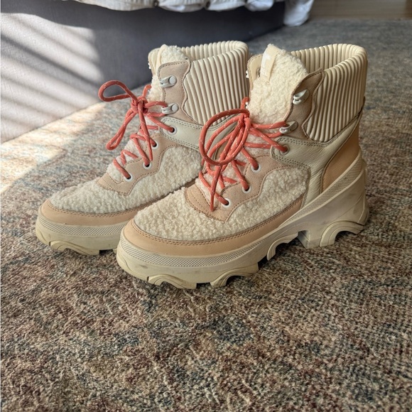 Sorel Women's Sherpa Boots size 8.5 - Picture 2 of 3